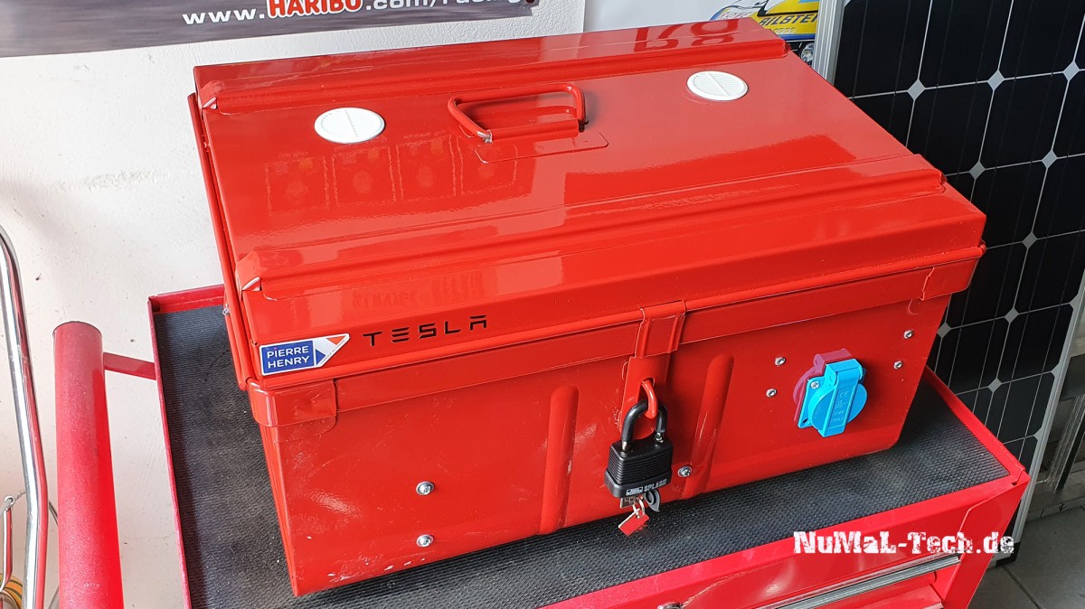 Akkukiste, in auffälligem ROT. abschliessbar, mit Tragegriffen