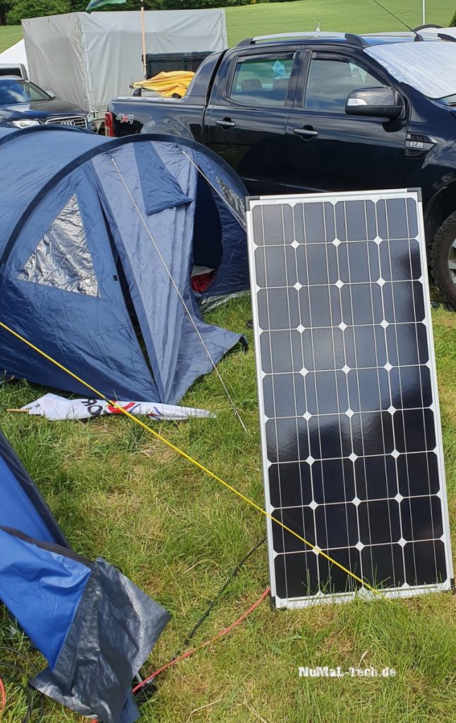 Notstromkiste im Feldeinsatz. Solarpanel reicht um die Batterie am laden zu halten und das Bier im Kühlschrank kalt bleibt